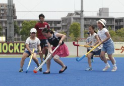 ホッケー教室にたくさんの小学生が参加してくれました。