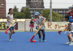 ホッケー教室にたくさんの小学生が参加してくれました。