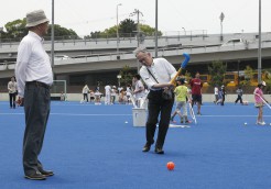 河井茨木副市長も参加されホッケーに挑戦。いい汗を流されていました。